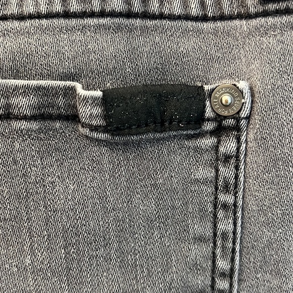 Skinny Jeans with cute button detailing - Picture 3 of 6